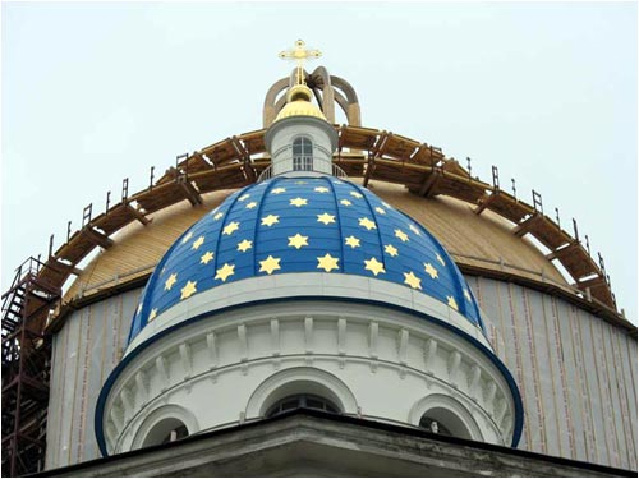 «Православный» крест на свято-троицком соборе московской патриархии в Санкт-Петербурге