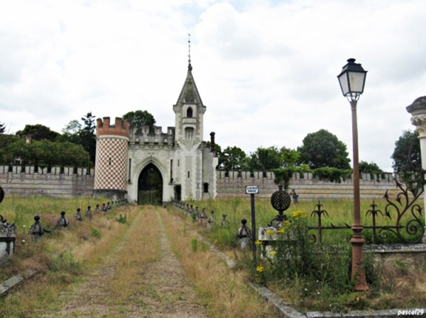 Замок Левашовых в г. Иль Бушар, Франция - въезд на территорию поместья