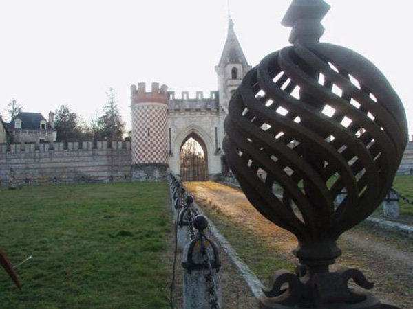 Замок Левашовых в г. Иль Бушар, Франция - въезд на территорию поместья (2)
