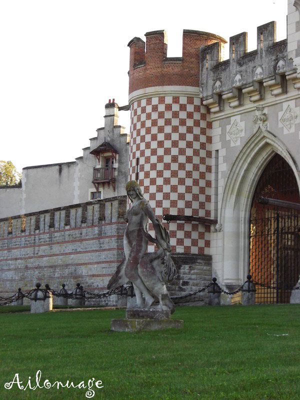 Замок Левашовых в г. Иль Бушар, Франция - въезд на территорию поместья (3)